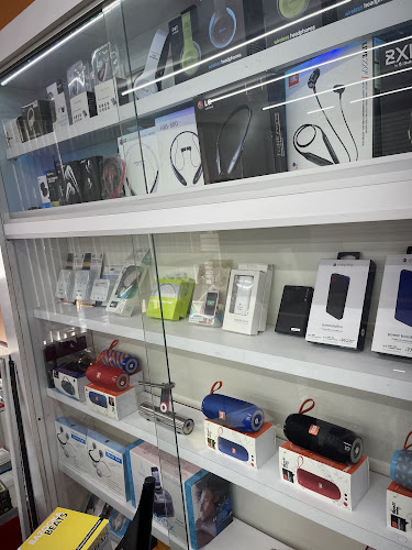 CELL PHONES AND COMPUTER REPAIRS SHOP