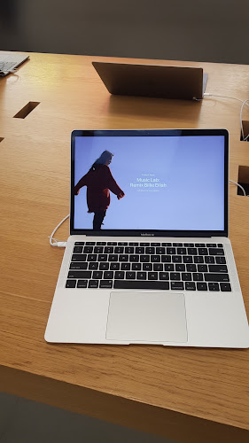 Apple The Americana at Brand