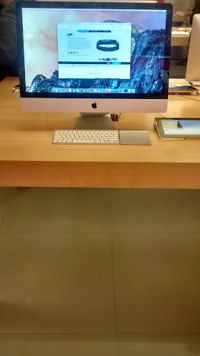 Apple El Paseo Village