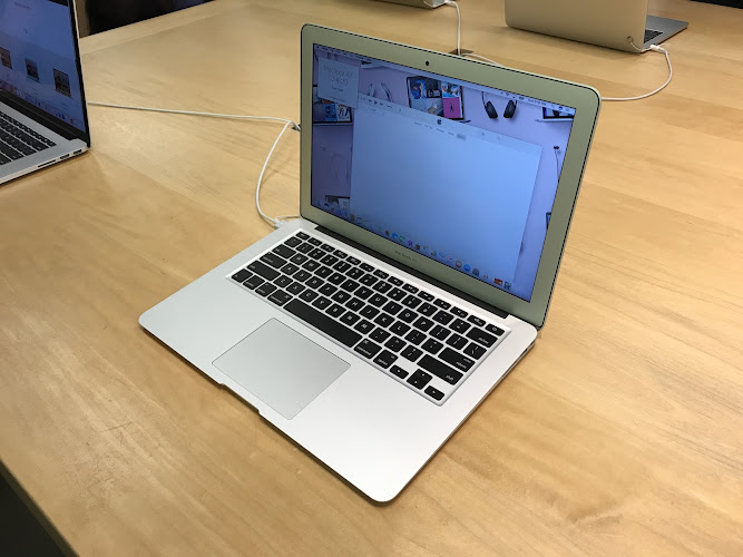 Apple Los Cerritos