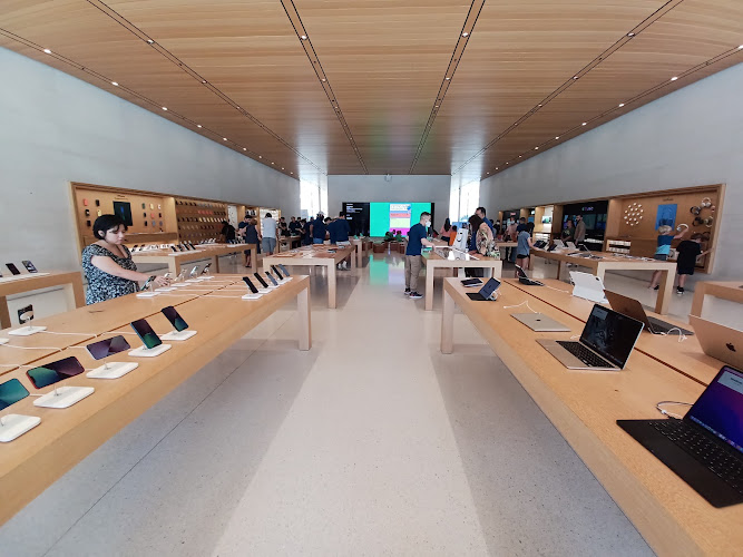Apple Broadway Plaza