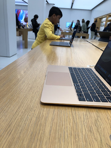 Apple Montgomery Mall
