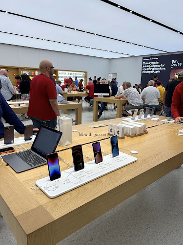 Apple The Gardens Mall