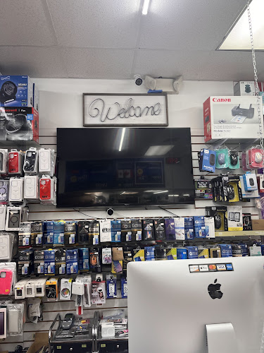 Fino iPhone Man Repair Specialist - MacBook iMac & iPad - T-MOBILE Retailer - Downtown Miami